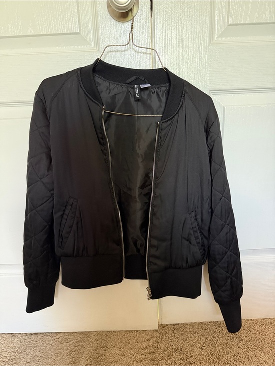Forever 21 Jackets & Blazers - Forever 21 Black Quilted Bomber Jacket